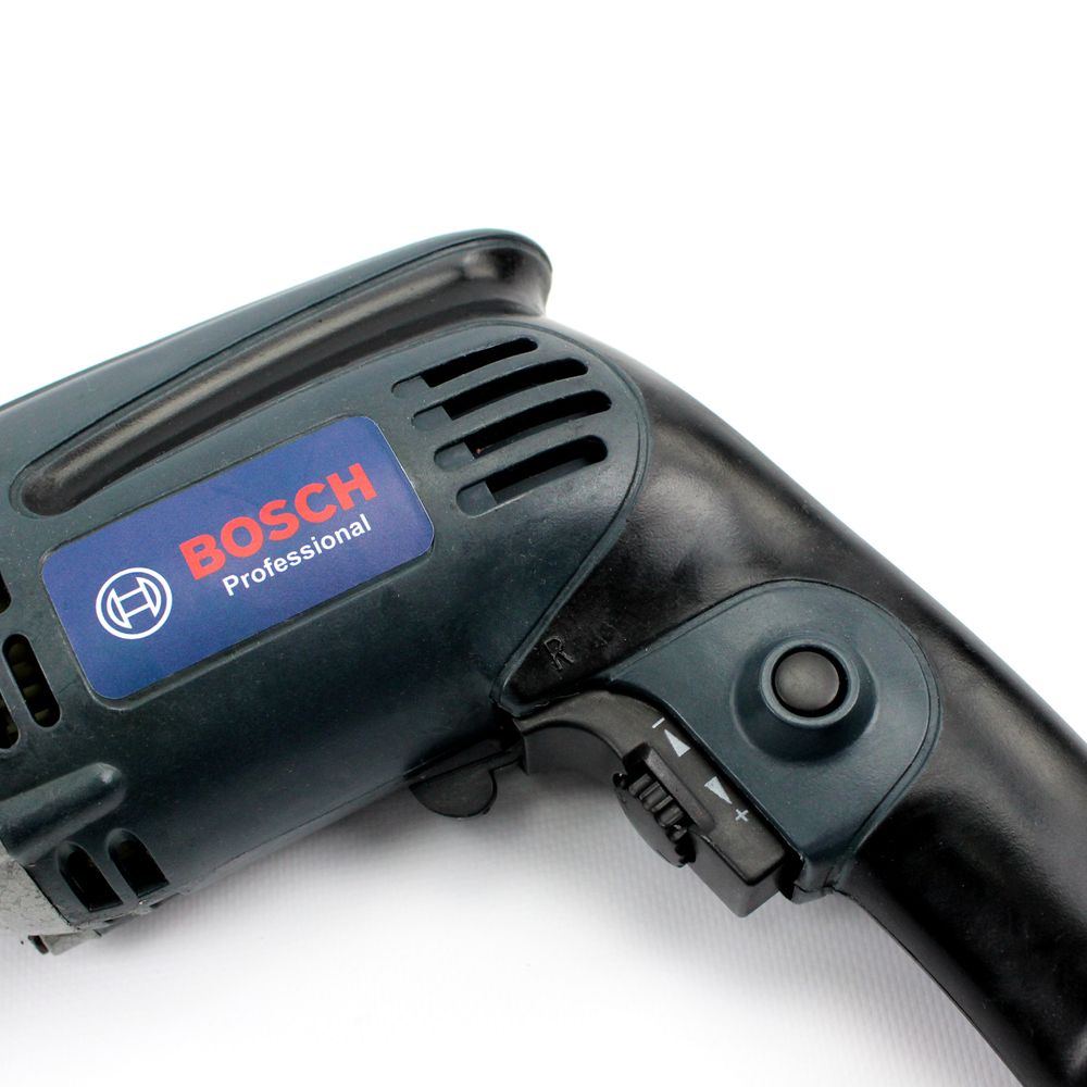 Ударний мережевий дриль Bosch GSB1600RE (870 Вт, 0-2800 об/хв.) з набором інструментів. Ударний дриль Бош